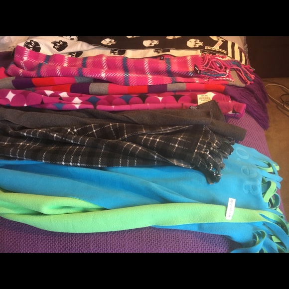 Women’s Scarves - Picture 6 of 6